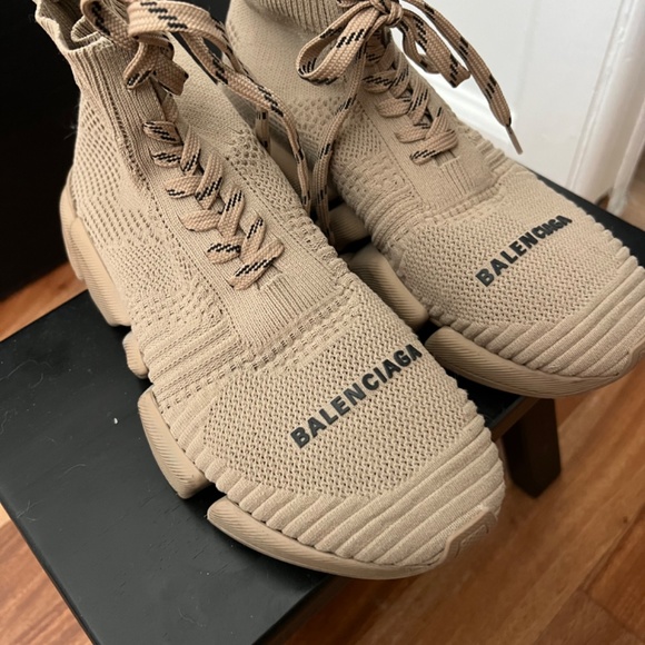 BALENCIAGA WOMEN'S SPEED 2.0 LACE-UP SNEAKER IN BEIGE - Picture 2 of 3